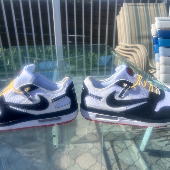 Nike - Picture 4 of 4